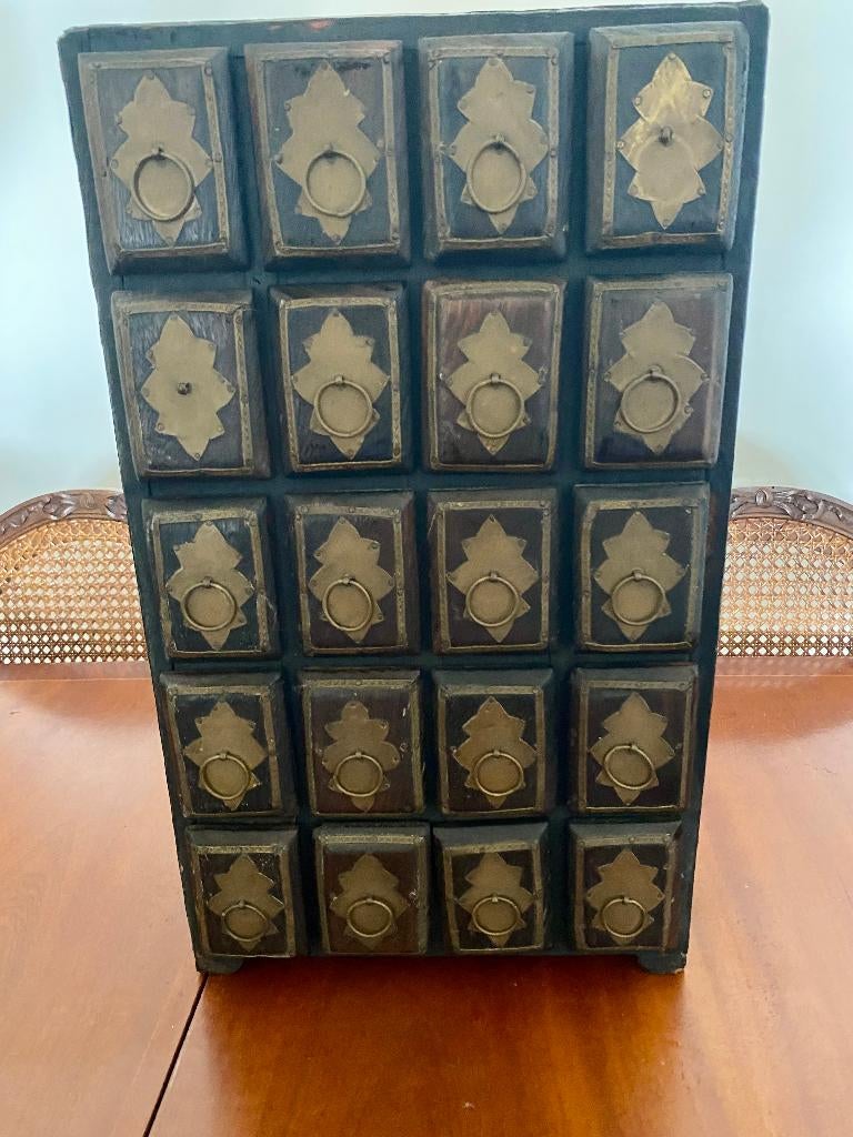 Vintage Indiaas kruidenkastje / ladekastje - messing beslag, Ophalen