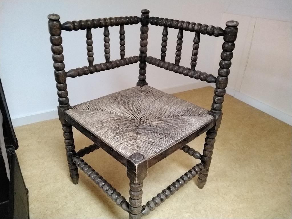 Antieke hoekstoeltjes met biezen zittingen
2 stuks teab, Ophalen