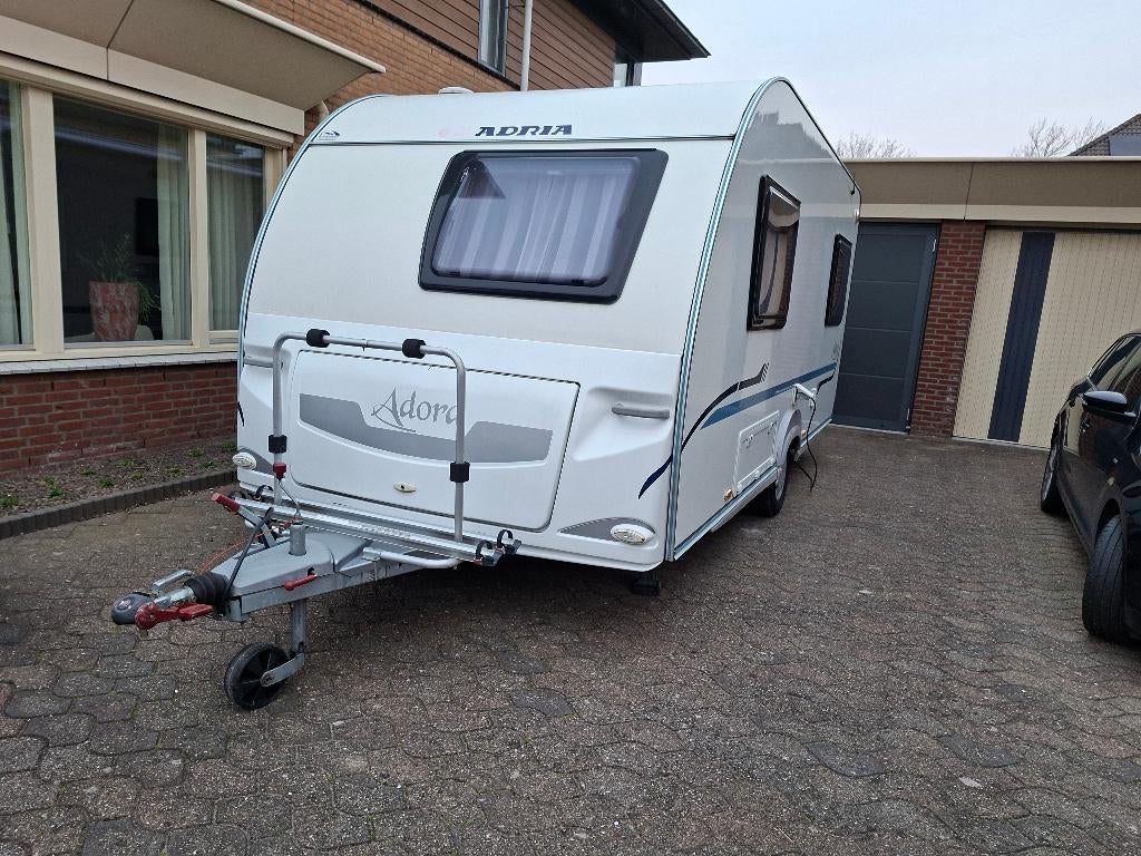 Prachtige Adria Adora 462 PS mét STALLING, Treinzit, Particulier, Vast bed, Adria