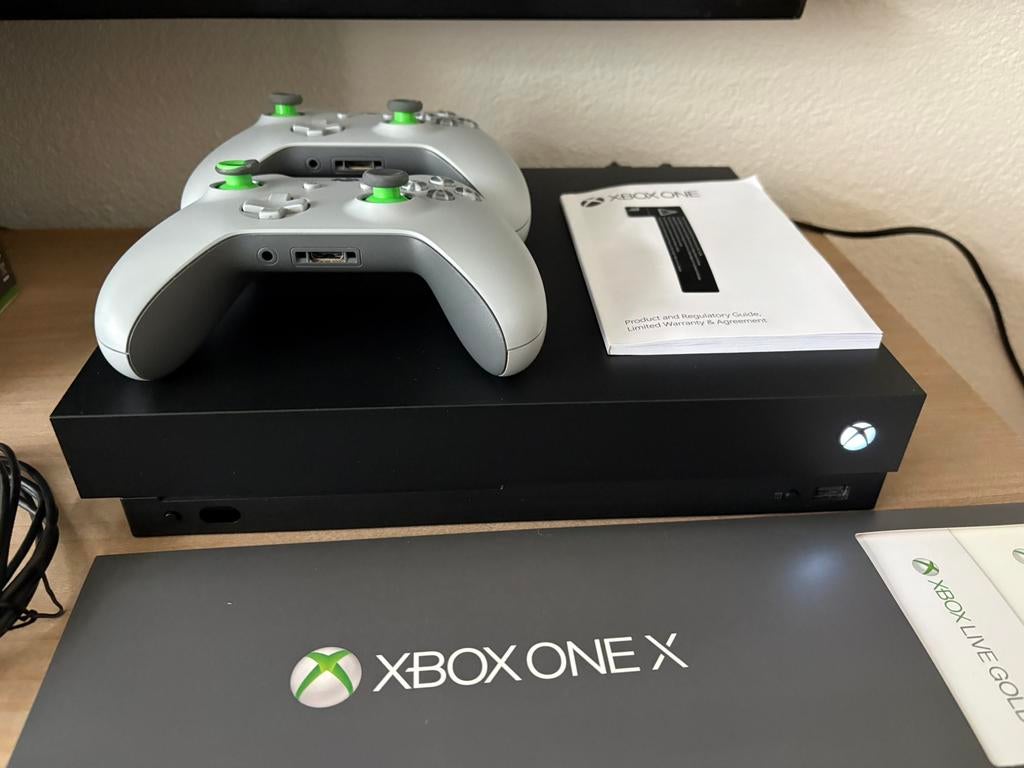Xbox One X (1TB) compleet in doos met 2 controllers en games, Spelcomputers en Games, Spelcomputers | Xbox One, Ophalen of Verzenden