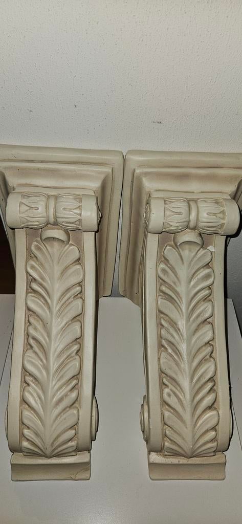 2 zware gipsen muur ornamenten samen voor maar € 20,00, Ophalen