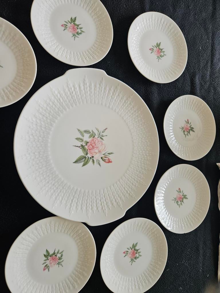 Elegant wit servies met rozenmotief, Gebruikt, Ophalen of Verzenden, Overige stijlen, Porselein