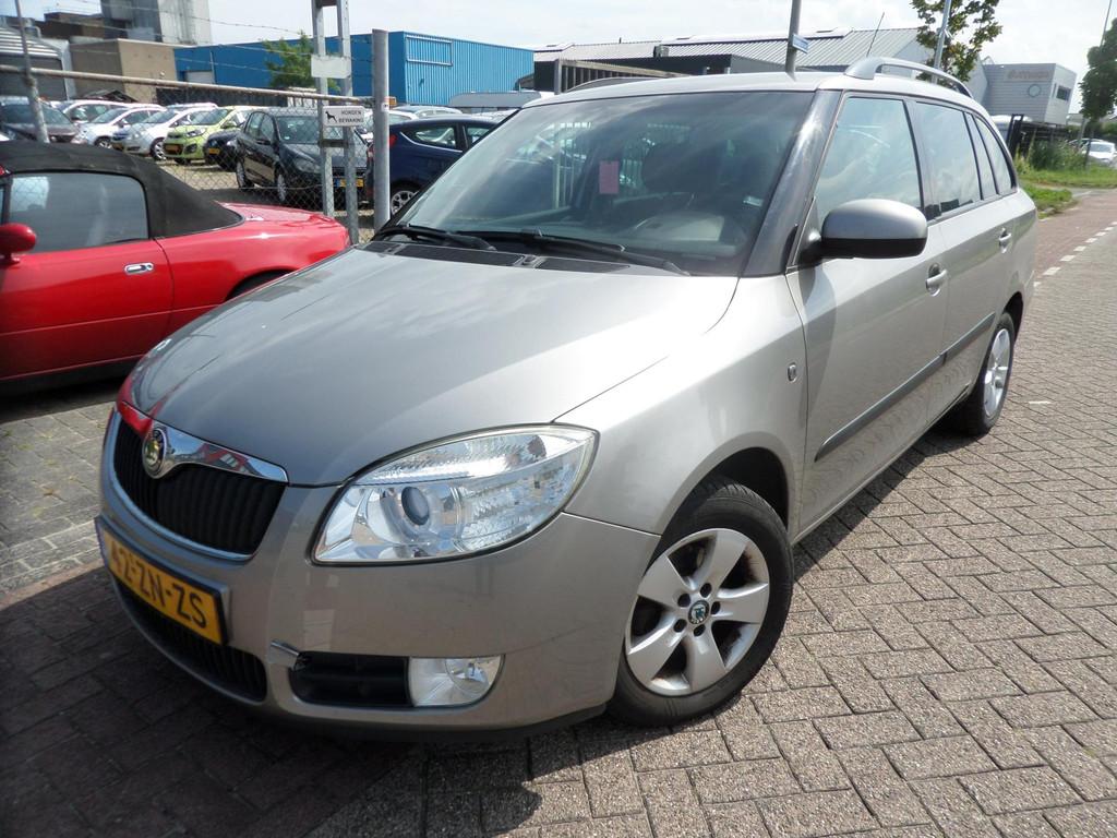 Skoda Fabia Combi 1.4-16V Elegance, Voorwielaandrijving, Zwart, 4 cilinders, Beige