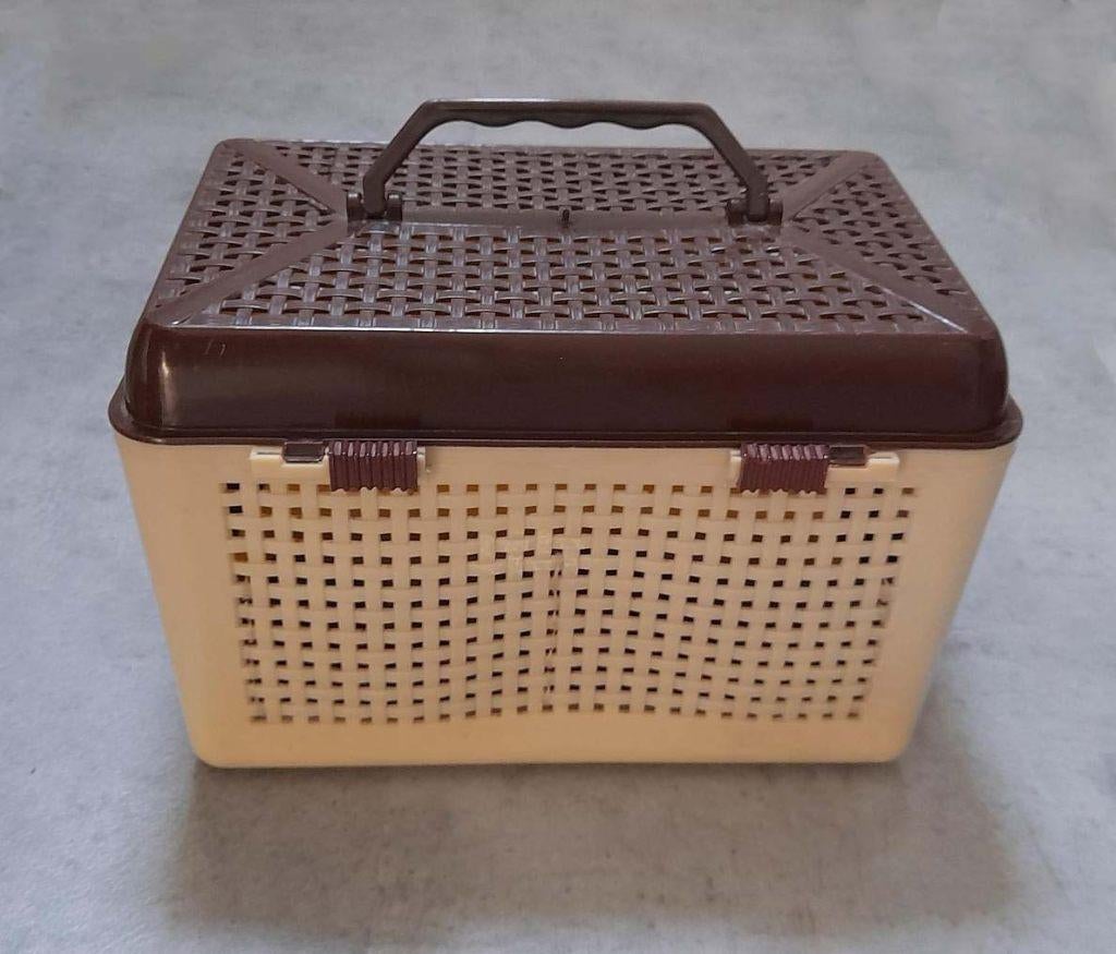 MANDJE met deksel. 17 x 21 x 13 cm. Retro / vintage, Kunststof, Mand, Ophalen of Verzenden, Zo goed als nieuw