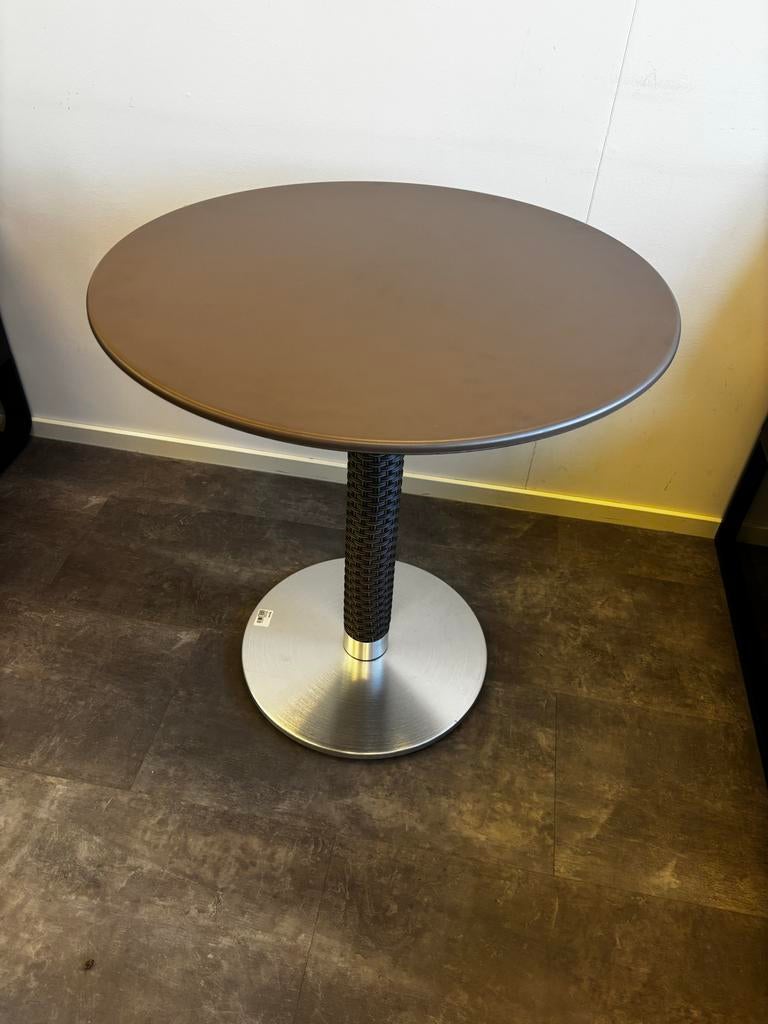 Ronde tafelblad bruin 70cm met gevlochten poot., Ophalen, Gebruikt, Rond, Tot twee personen