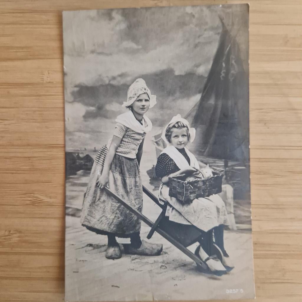 ansichtkaart Kinderen in kruiwagen, Ophalen of Verzenden, Voor 1920