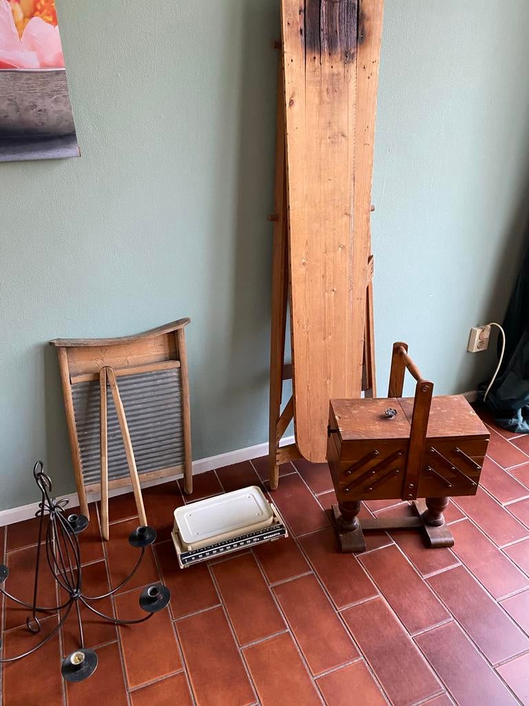 Diverse vintage items: weegschaal, wasbord, naaimand, stoel, Ophalen