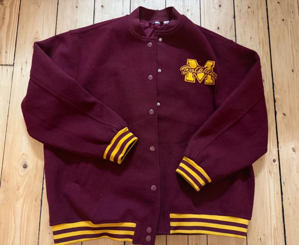 Miami Dolphins Baseballjack - Bordeaux met Geel - Maat L, Kleding | Dames, Jassen | Winter, Ophalen of Verzenden, Nieuw, Rood