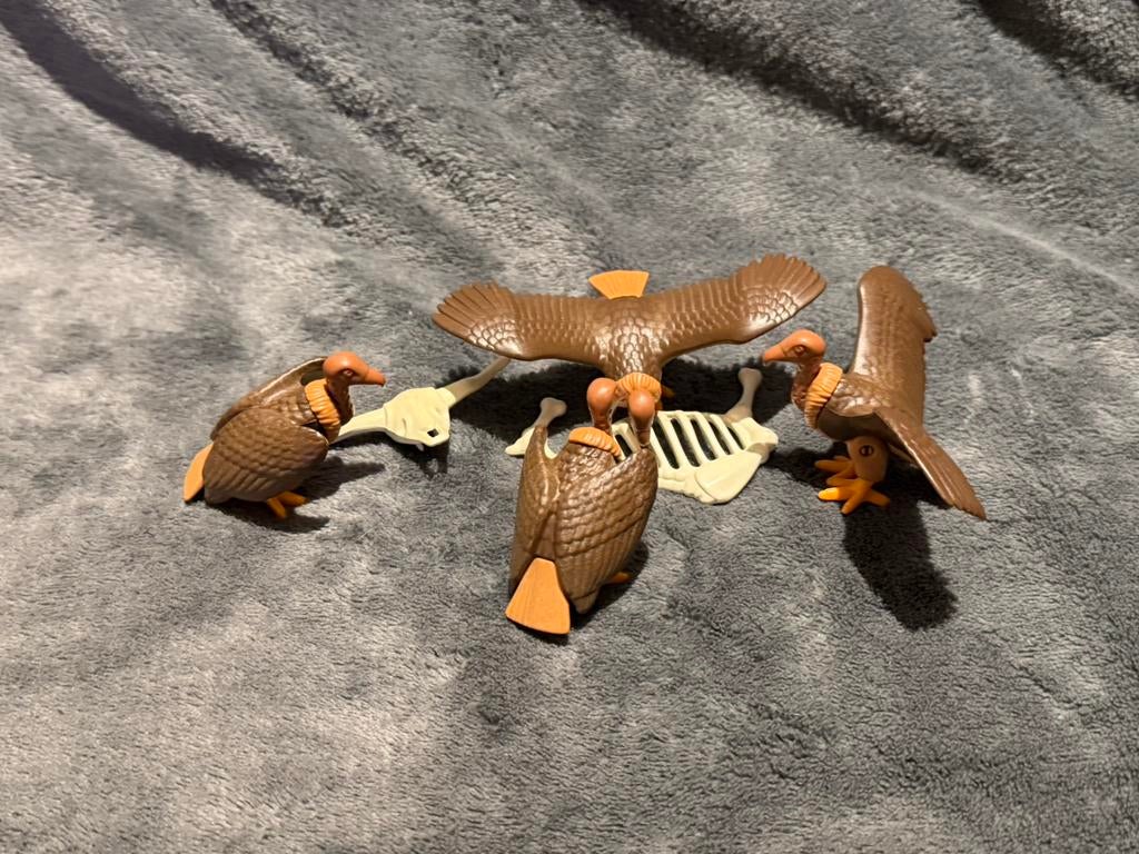 Mrt 155: playmobil: dieren: 4 gieren bij karkassen, Kinderen en Baby's, Speelgoed | Playmobil, Ophalen of Verzenden, Gebruikt