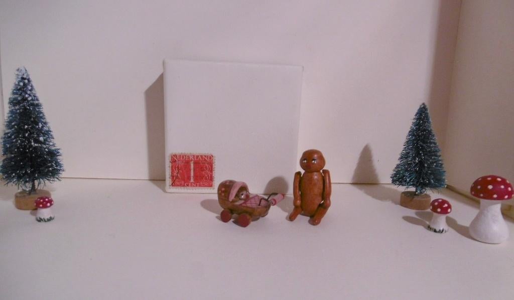 Oud houten popje met poppenwagen speelgoed poppenhuis, Verzamelen, Verzenden, Poppenhuis