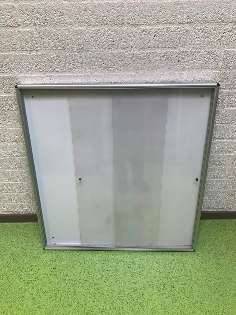 Vitrinekast met aluminium frame en kunststof schuifdeuren, Ophalen, Gebruikt, 50 tot 100 cm, Minder dan 25 cm