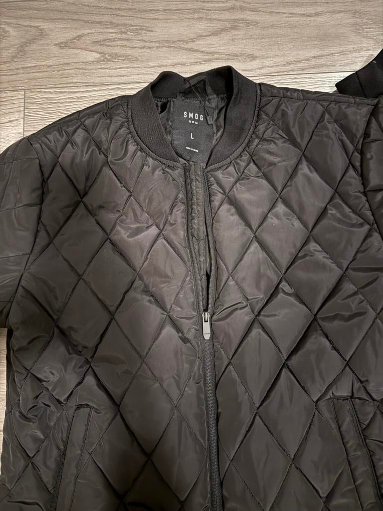 Te koop Zwarte gewatteerde bomberjack van SMOG, maat L, Ophalen of Verzenden, Zo goed als nieuw, Maat 52/54 (L), Zwart