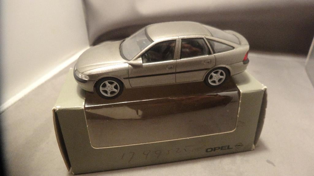 Schuco Opel Vectra zilver grijs 1:43 Dealer verpakking, Ophalen of Verzenden, Nieuw, Auto, Schuco