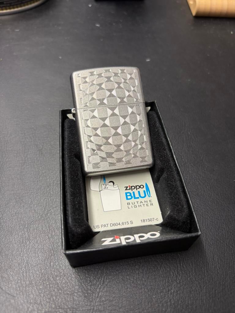 Zippo zilverkleurig mooi bewerkt nieuw nooit gebruikt, Ophalen of Verzenden, Zo goed als nieuw, Aansteker