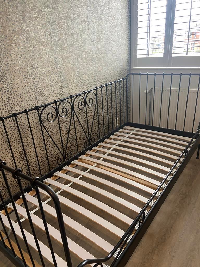 Eenpersoonsbed zwart metaal met lattenbodem, Huis en Inrichting, Ophalen, Gebruikt, 90 cm, Eenpersoons