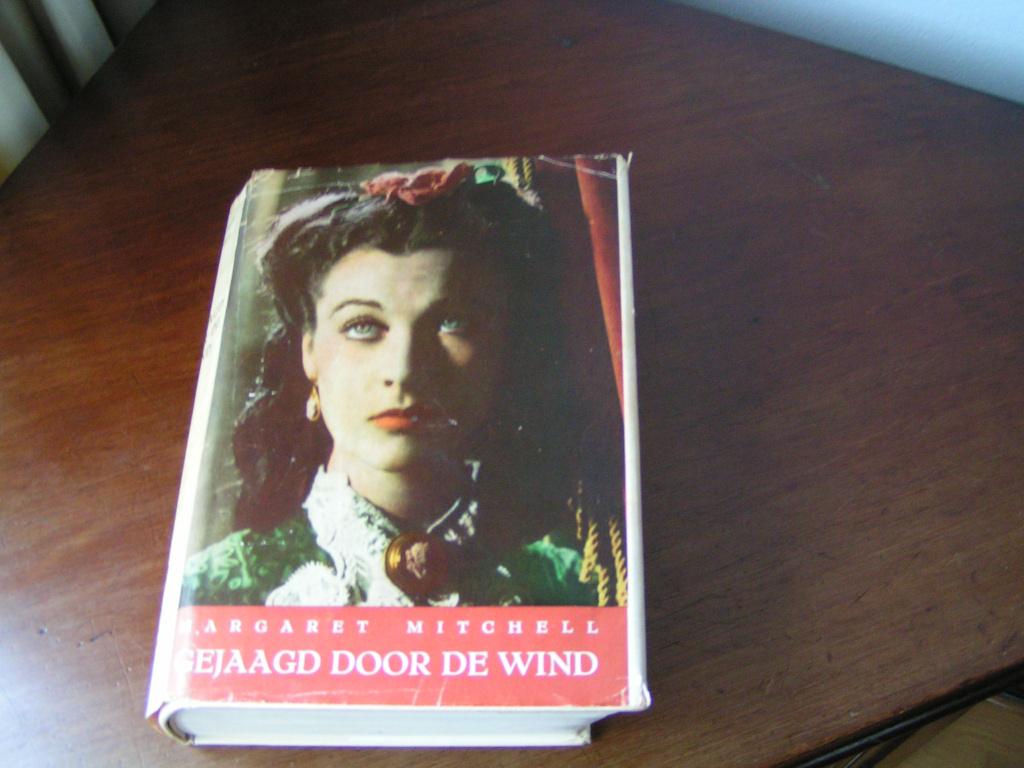 Prachtig Boek Gejaagd Door De Wind, Boeken, Ophalen of Verzenden, Zo goed als nieuw