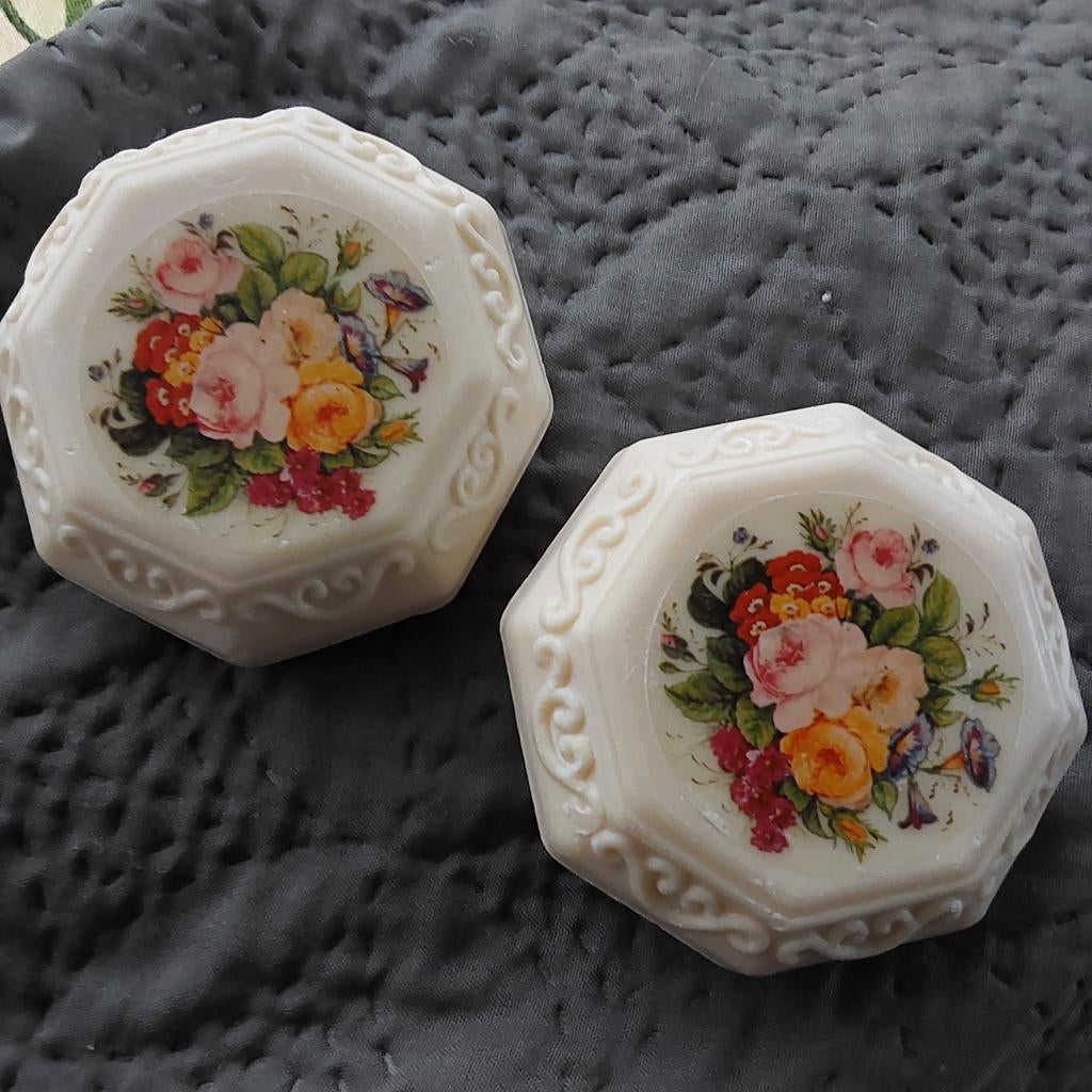 Twee vintage zeepjes met bloemendecoratie, Antiek en Kunst, Ophalen of Verzenden