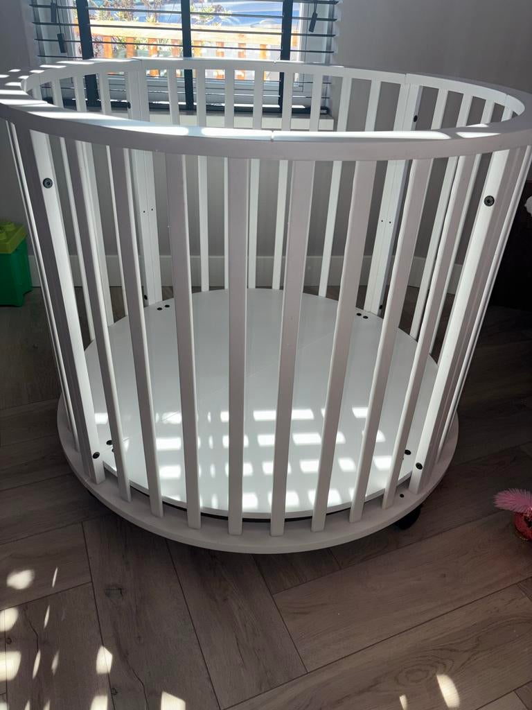 Witte ronde baby box met wieltjes incl matras (Zaanstad), Ophalen, Gebruikt, Rond, Wieltjes