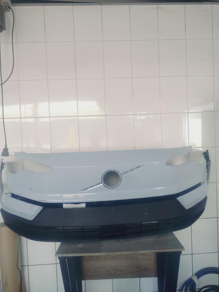Voorbumper Volvo EX30 met lakschade, Gebruikt, Voor, Info@volvocars.com, Ophalen of Verzenden