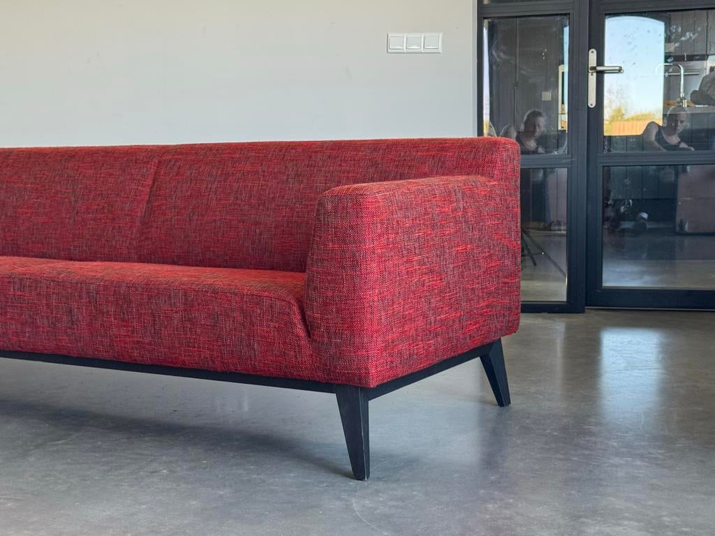 Leolux Pode Cubb Bank 230 cm – Rood | showroom staat, Leolux, Leolux, Leolux Pode Rolf Benz Jori Gelderland Montis Artifort, Driepersoons