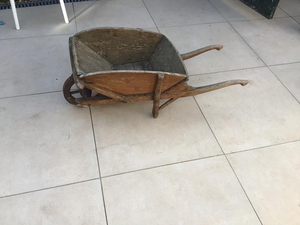 Houten kruiwagentje voor de sier € 25, Ophalen, Gebruikt