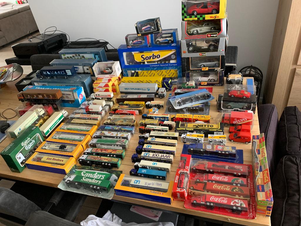 modelautos verschillende maten, Ophalen, Zo goed als nieuw, Auto