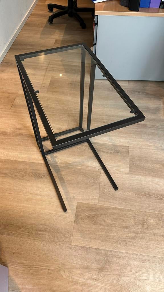 Glazen bijzettafel met zwart metalen frame, 60 cm of meer, Rechthoekig, 55 tot 75 cm, Ophalen of Verzenden
