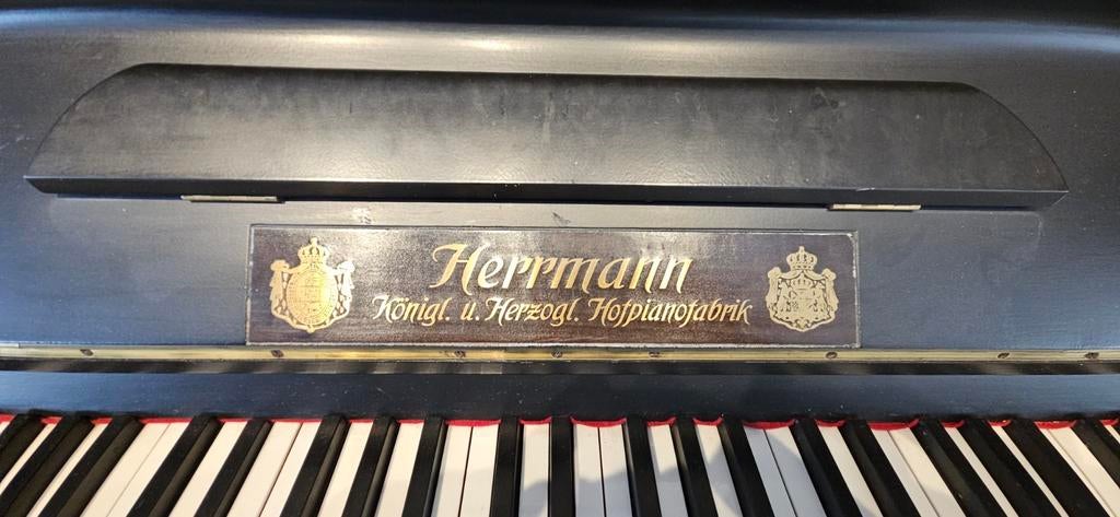 Antieke Hermann piano met demper, goed onderhouden, Muziek en Instrumenten, Ophalen