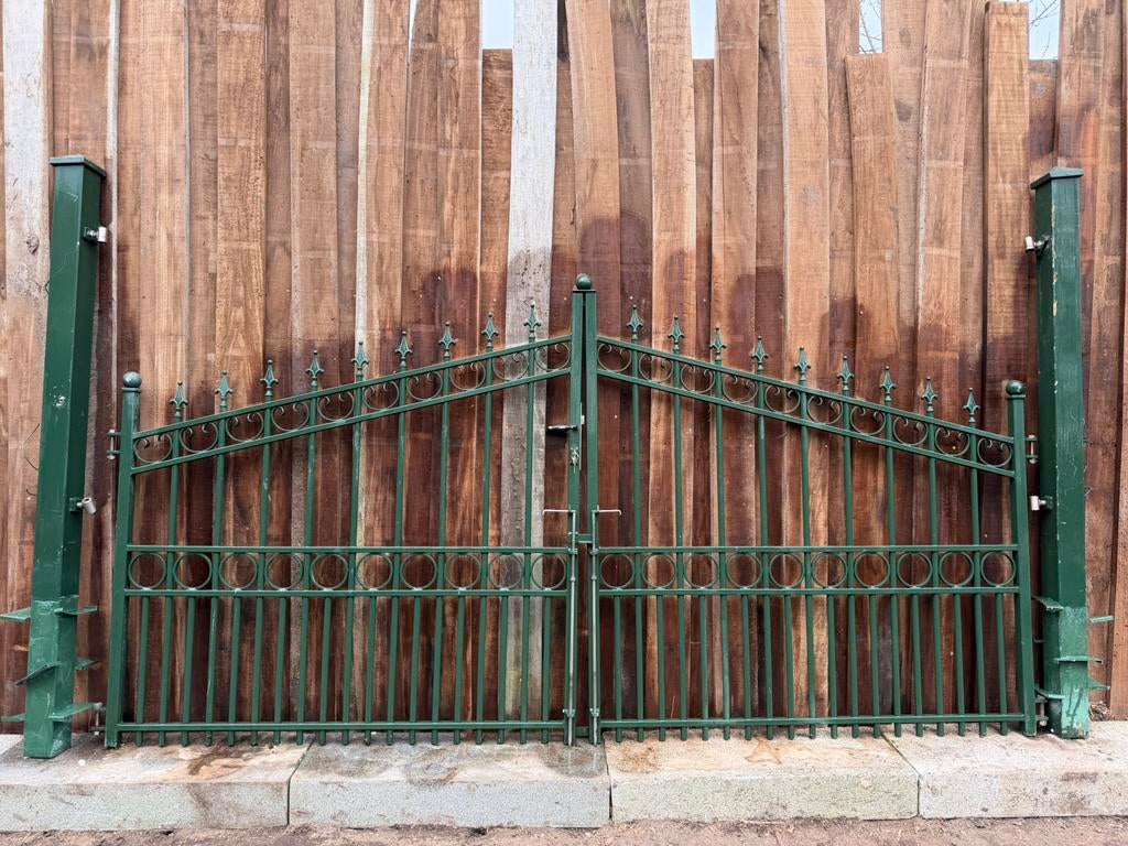 Smeedijzeren dubbele poort met palen incl sleutel en slot, Tuin en Terras, Tuinhekken en Hekwerk, Ophalen, Zo goed als nieuw, IJzer
