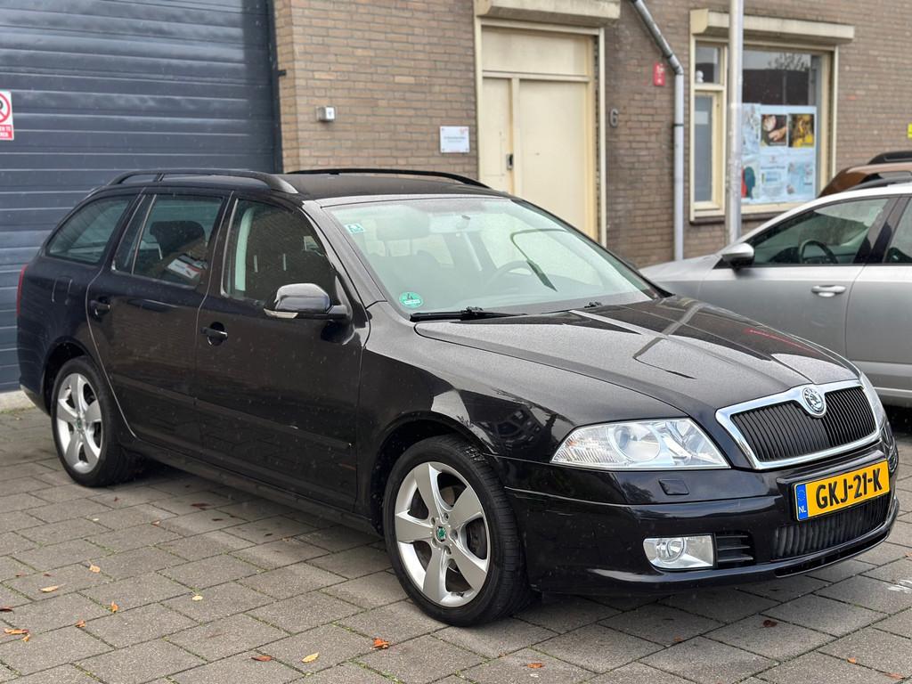 Skoda Octavia Combi 1.8 TSI Elegance Apk Clima Cruise Contro, Voorwielaandrijving, Stof, Gebruikt, Zwart