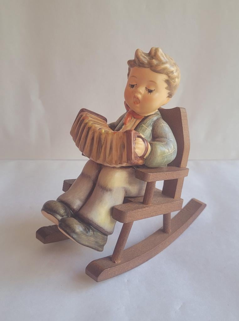 Hummel Goebel Bandoneonspeler in schommelstoel, Verzamelen, Ophalen of Verzenden, Zo goed als nieuw, Hummel