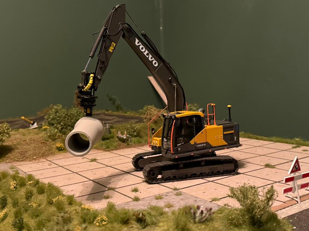 Volvo EC220 verbouwd met draaikantelstuk 1:32 AT collections, Ophalen of Verzenden, Zo goed als nieuw, Tractor of Landbouw, Overige merken