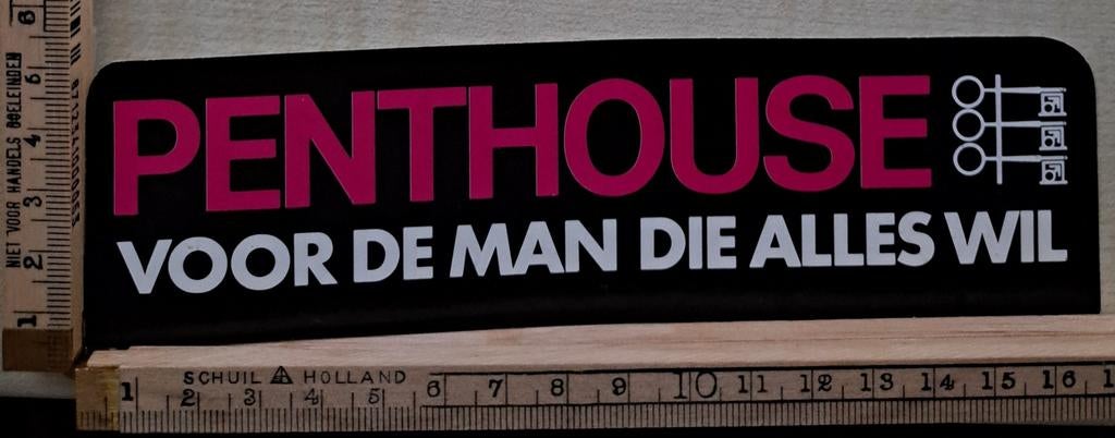 Vintage sticker Penthouse voor de man die alles wil. Paars, Verzamelen, Ophalen of Verzenden, Zo goed als nieuw