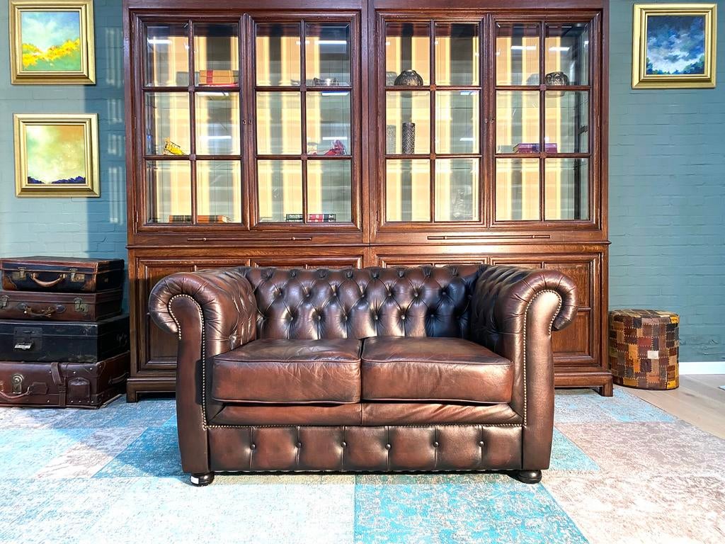 Klassiek Engels Chesterfield bankje bruin gevlamd, Huis en Inrichting, Banken | Voetenbanken en Poefen, Gebruikt, 125 cm of meer