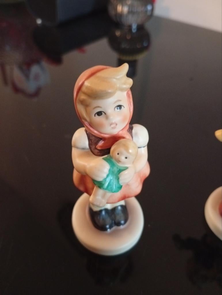 Hummel Beeldje Meisje met Pop, Verzamelen, Ophalen of Verzenden, Zo goed als nieuw, Hummel