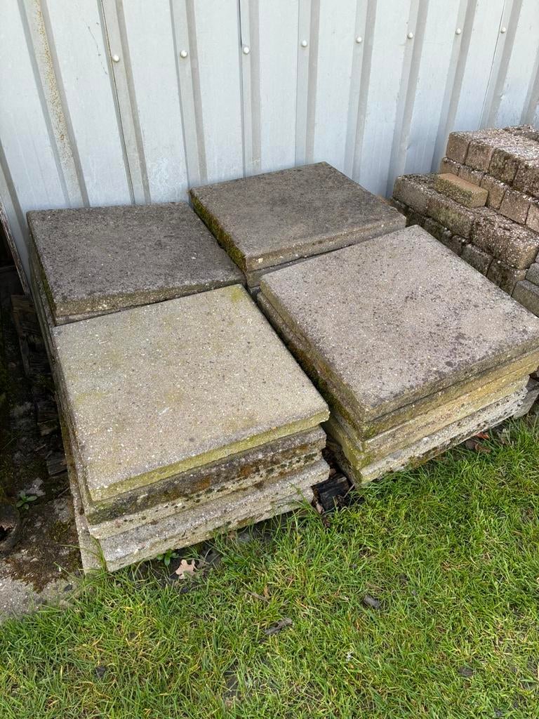 Gratis: 71 grindtegels 50x50, Tuin en Terras, Tegels en Klinkers, Ophalen, Zo goed als nieuw, Beton, Terrastegels