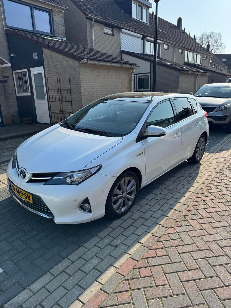 Toyota Auris 1.8 Full Hybrid 5DR CVT 2013 Wit, 1380 kg, Euro 6, 4 cilinders, Wit