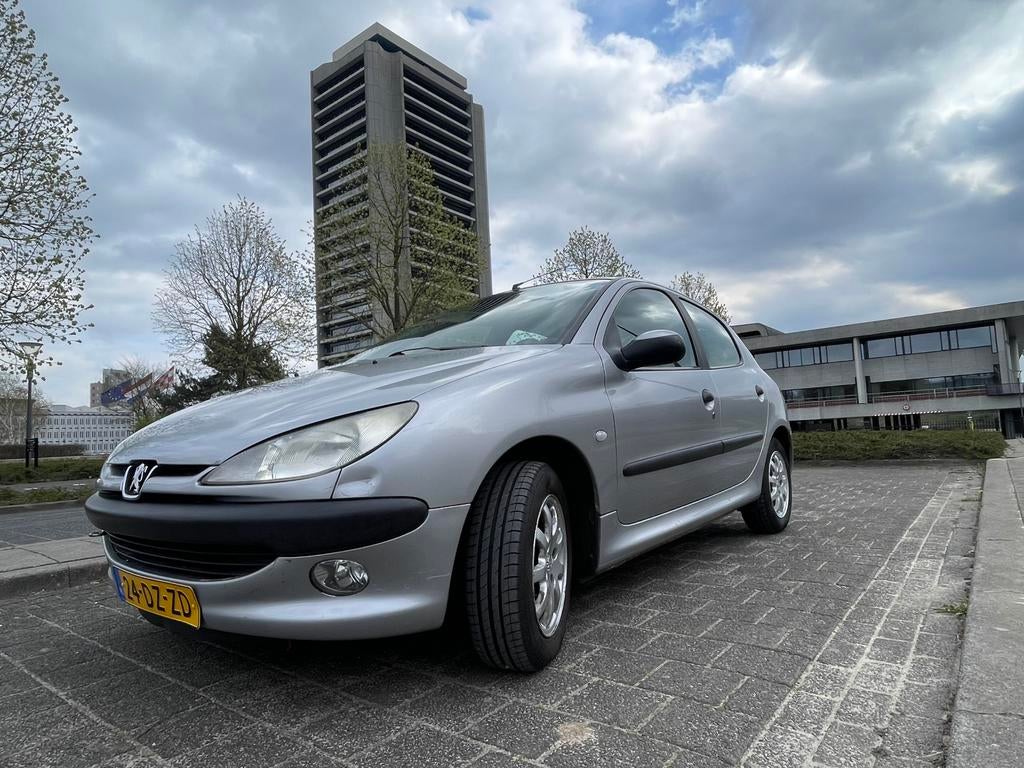 Peugeot 206 1.4 5D 2000 Grijs, Auto's, Voorwielaandrijving, 15 km/l, 31 €/maand, 4 cilinders