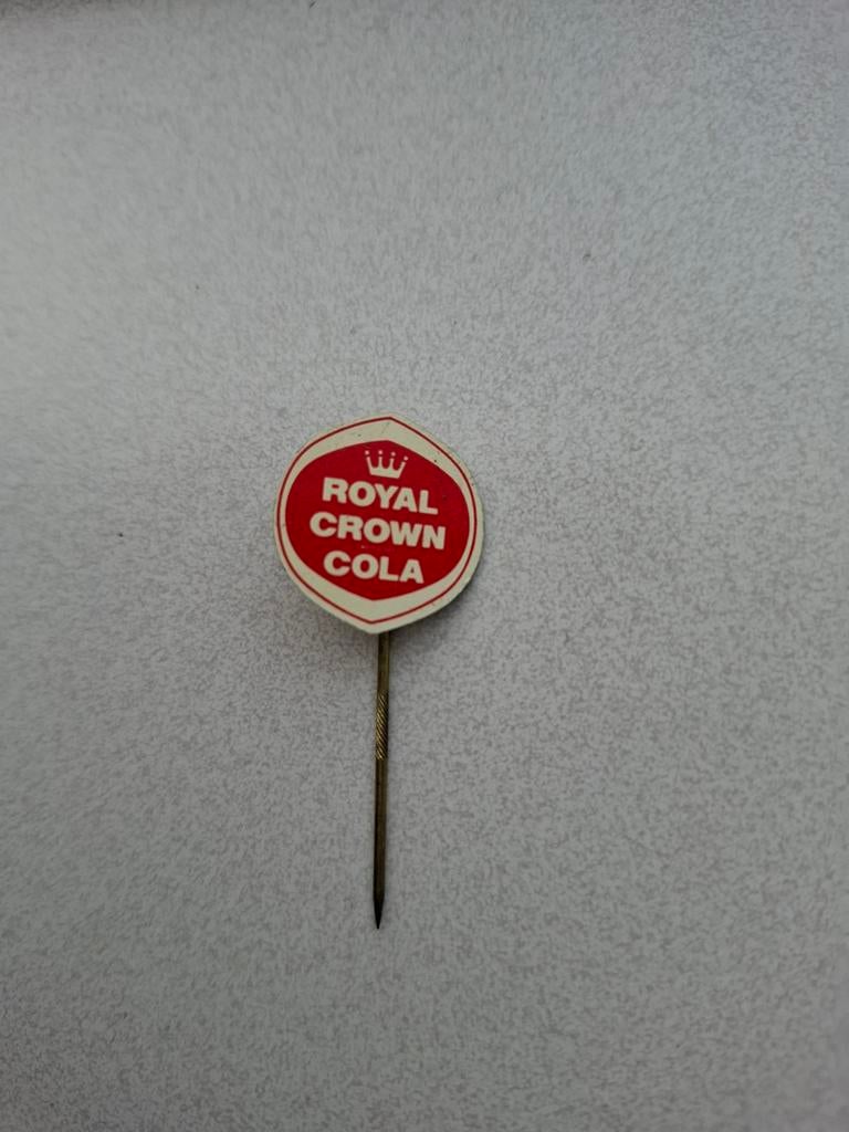 Vintage speldje pin prikker steekspeld Royal Crown Cola, Verzamelen, Ophalen of Verzenden