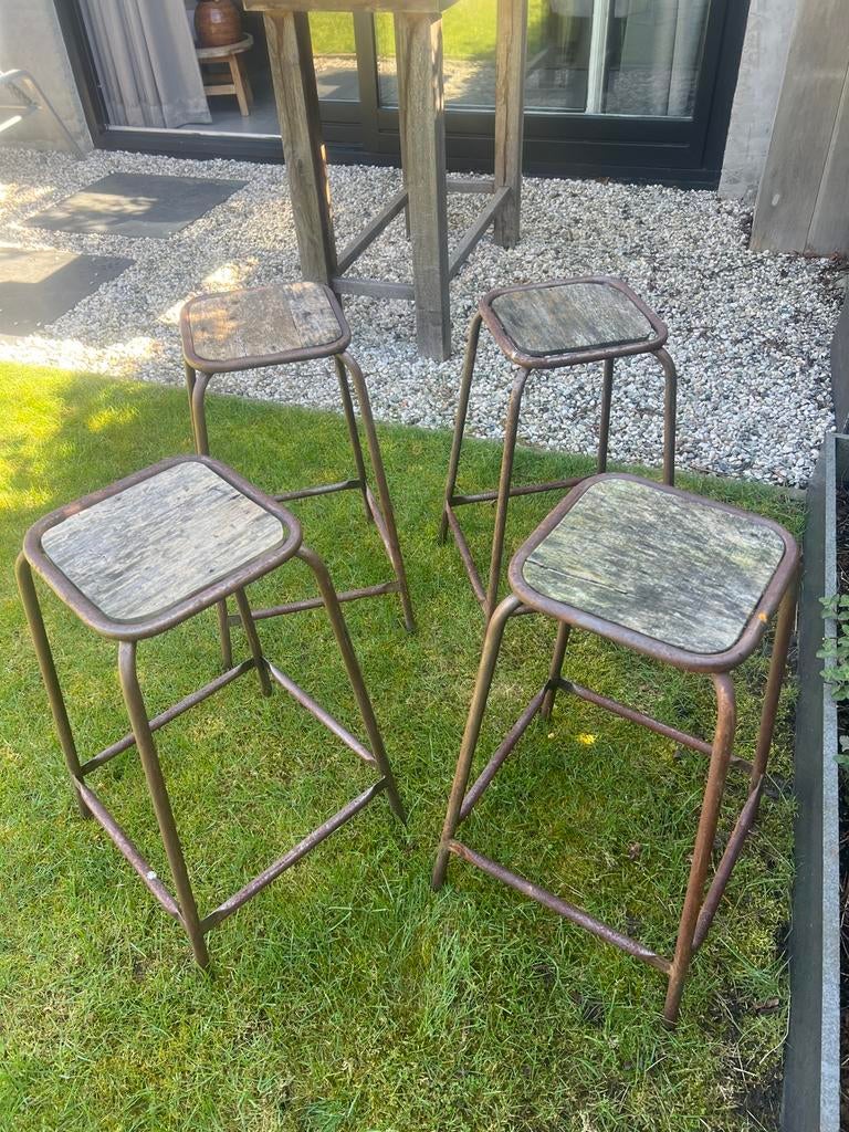 4 Stoere stalen krukken met houten zitting, Ophalen, Gebruikt, Met voetsteun, 60 tot 90 cm