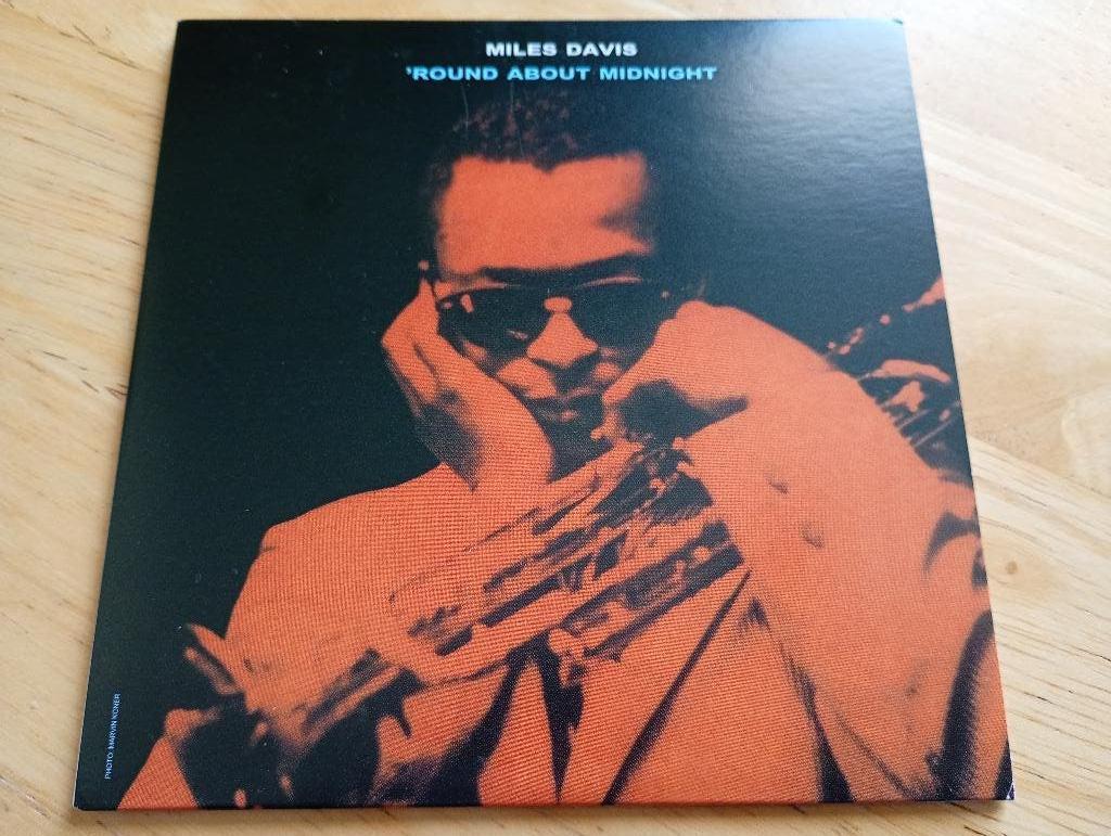 CD Miles Davis - Round About Midnight (2017), Cd's en Dvd's, Cd's | Jazz en Blues, Zo goed als nieuw, Jazz, 1940 tot 1960, Verzenden