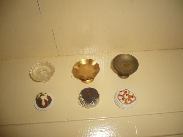 Mie18<> 3 taarten standaards met taarten bodo hennig, Verzenden, Zo goed als nieuw, Poppenhuis