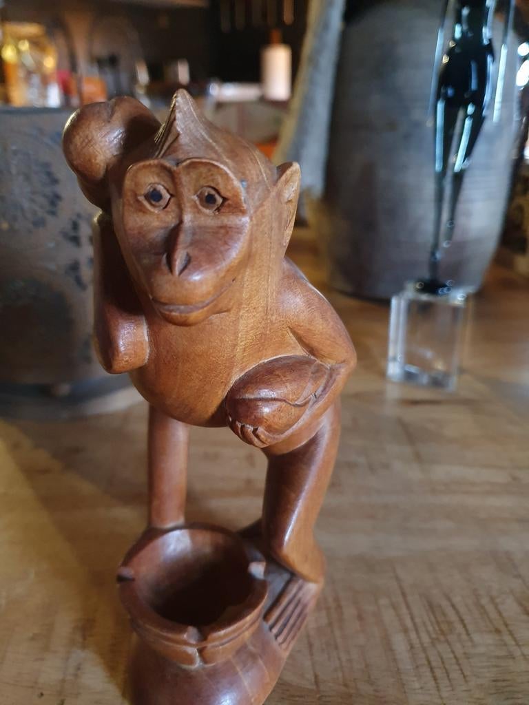 Houten apenbeeldje met asbakje - Vintage decoratie, Antiek en Kunst, Kunst | Beelden en Houtsnijwerken, Ophalen of Verzenden