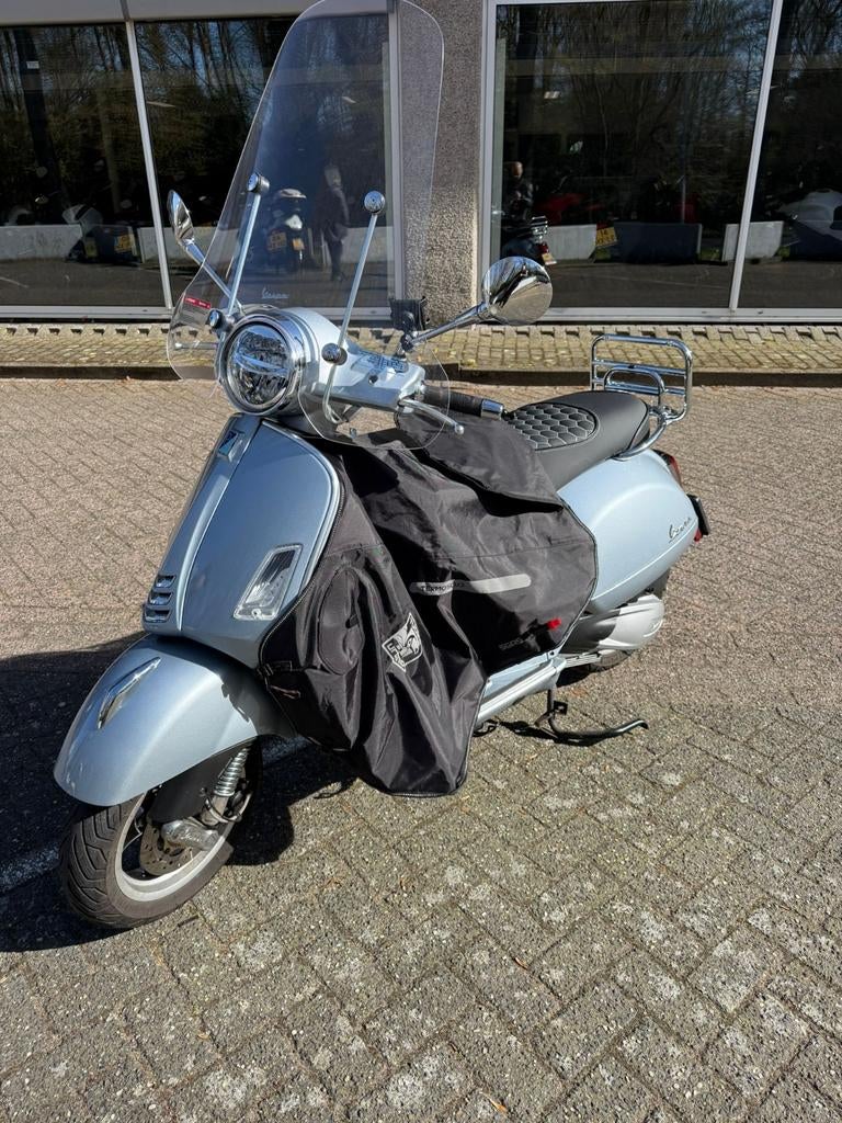 Vespa GTS 300 uit 2022 met veel extra's, 300 cc, Ophalen of Verzenden, Zo goed als nieuw