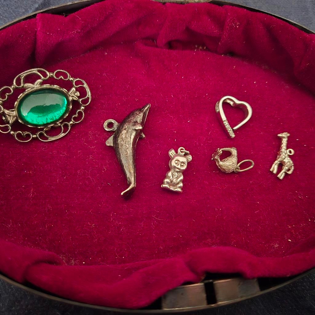 Diverse zilverkleurige bedeltjes en broche, Overige merken, Gebruikt, Ophalen of Verzenden, 4 bedels of meer