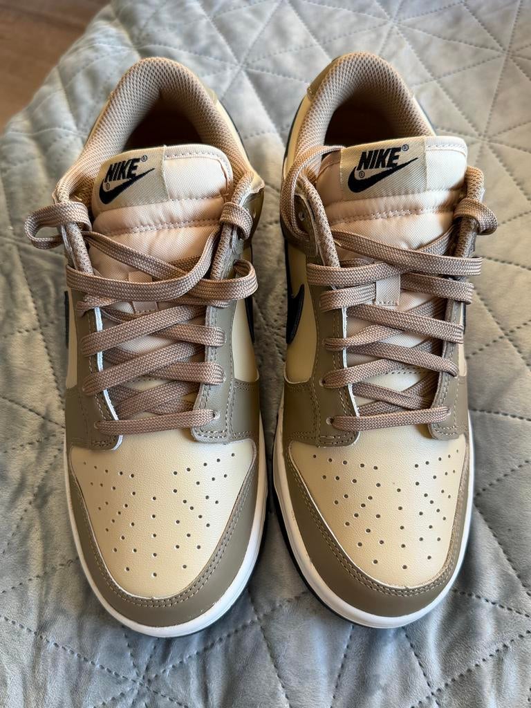 Nike dames sportschoenen maat 40, Kleding | Dames, Schoenen, Beige, Nieuw, Ophalen of Verzenden, Sneakers of Gympen