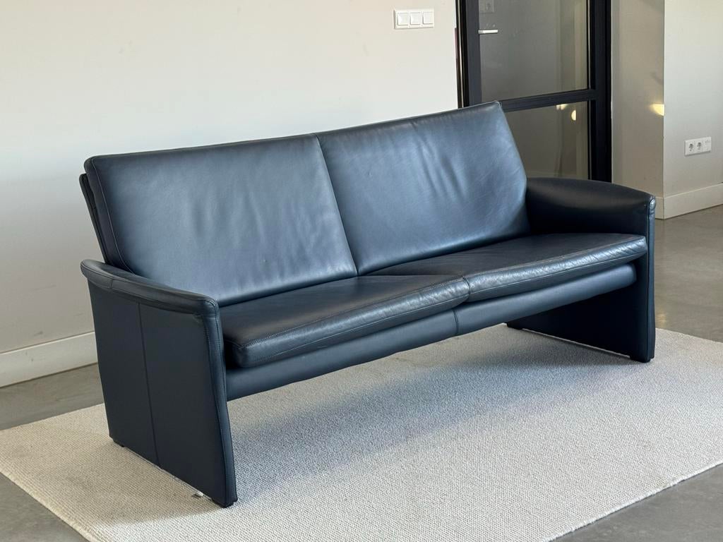 Leolux Antipode Bank - blauw Leer - 182cm breed, Tweepersoons, Ophalen of Verzenden, Zo goed als nieuw, Rechte bank