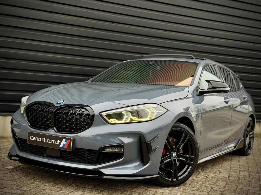 BMW 1-serie 118i M-PERF. M135 PANO|SCHAALSTOEL|H/K|HUD VOL!, Gebruikt, Alcantara, Origineel Nederlands, 3 cilinders