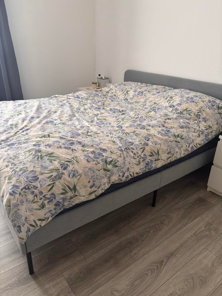 Ikea SLATTUM bedframe met HYLLESTAD matras 160x200, Huis en Inrichting, Slaapkamer | Bedden, Ophalen, Tweepersoons, Zo goed als nieuw