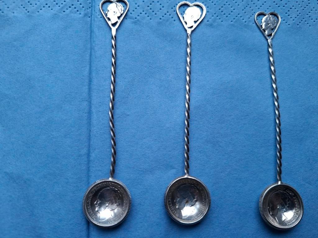3 zilveren lepeltjes van Wilhelmina munten, Ophalen, Zilver